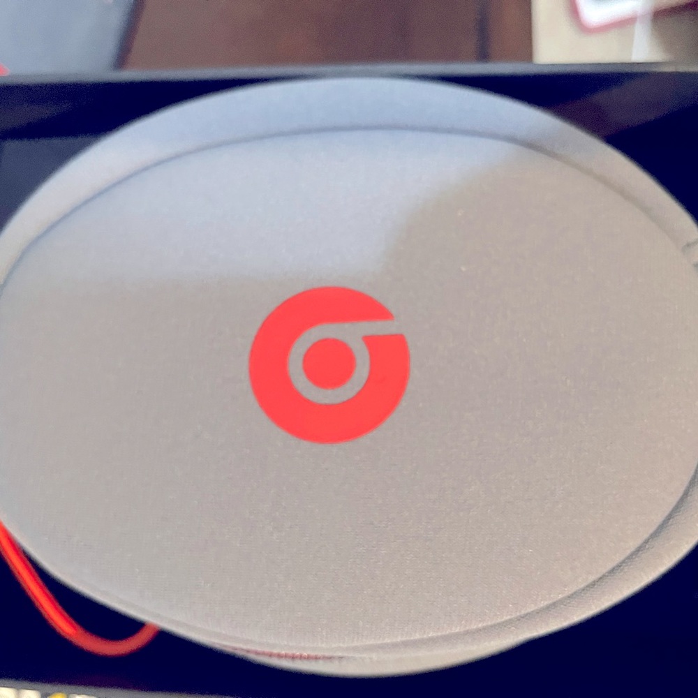 Beats Studio 2 Wireless Headphones - Picture 3 of 4